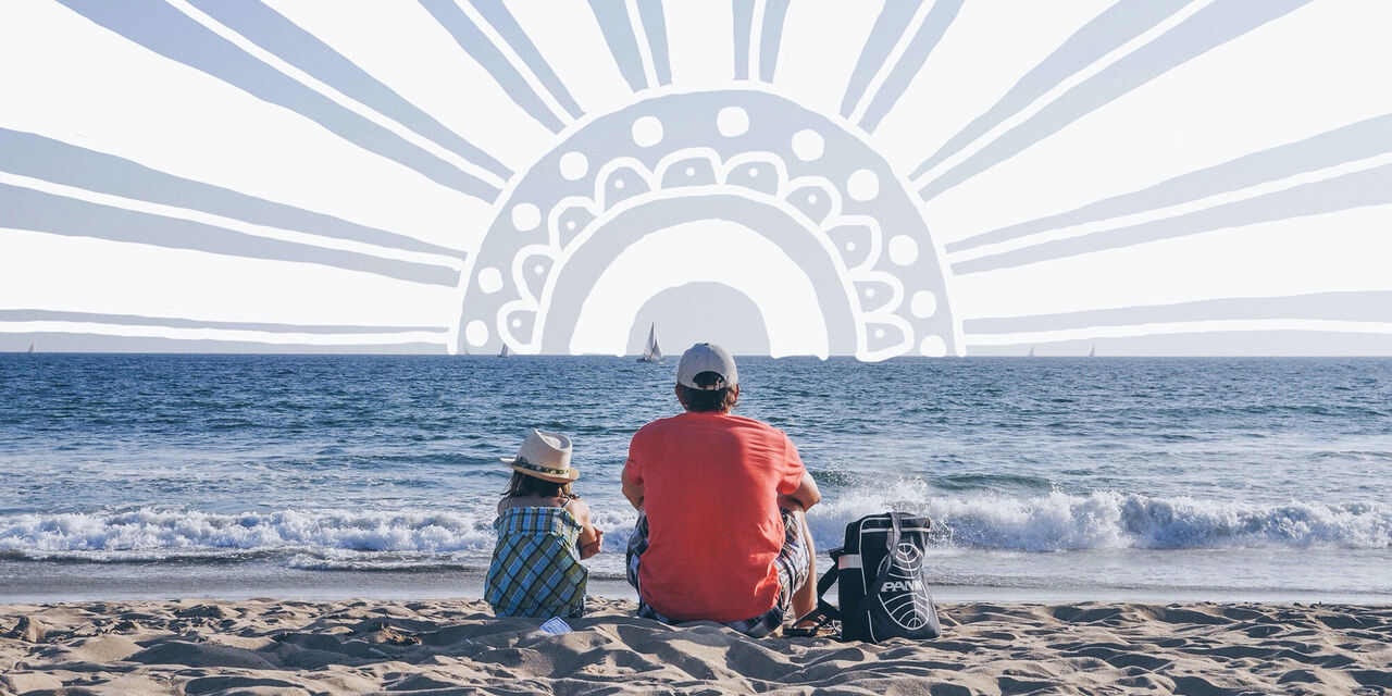 Familienurlaub am Meer: Auf dem Strandfoto wurde am Horizont eine Sonne gezeichnet.