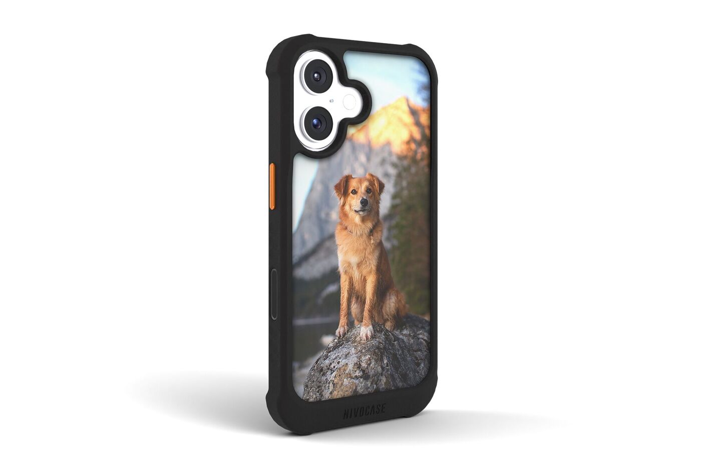 Handyhülle mit Foto eines Hundes auf einem Felsen vor Bergen im warmen Abendlicht