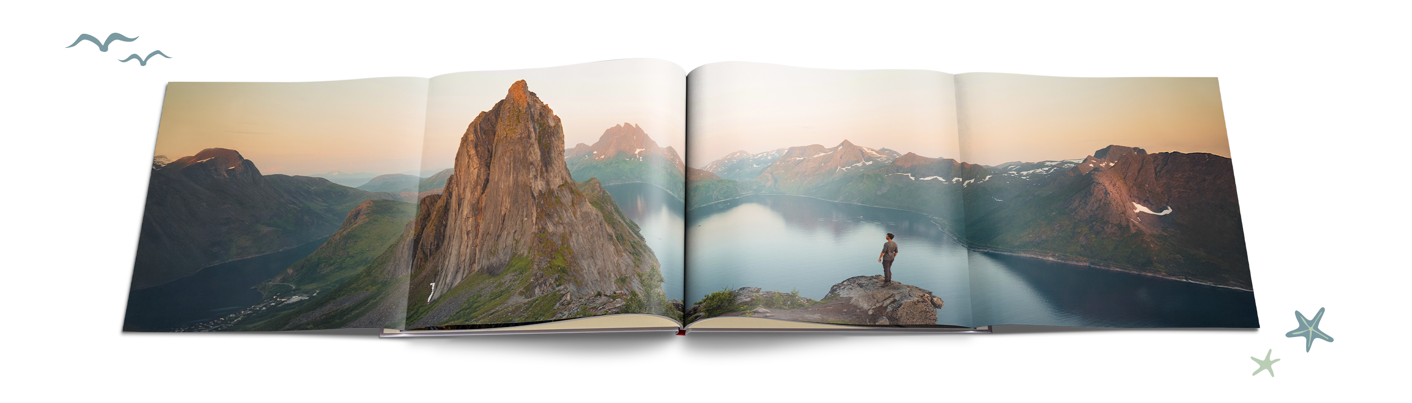 Panoramaseite mit Bergen, See und einer Person auf einem Felsen.