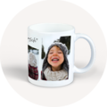 Tasse mit einem Fotocollage-Design von Freunden in winterlicher Kleidung.