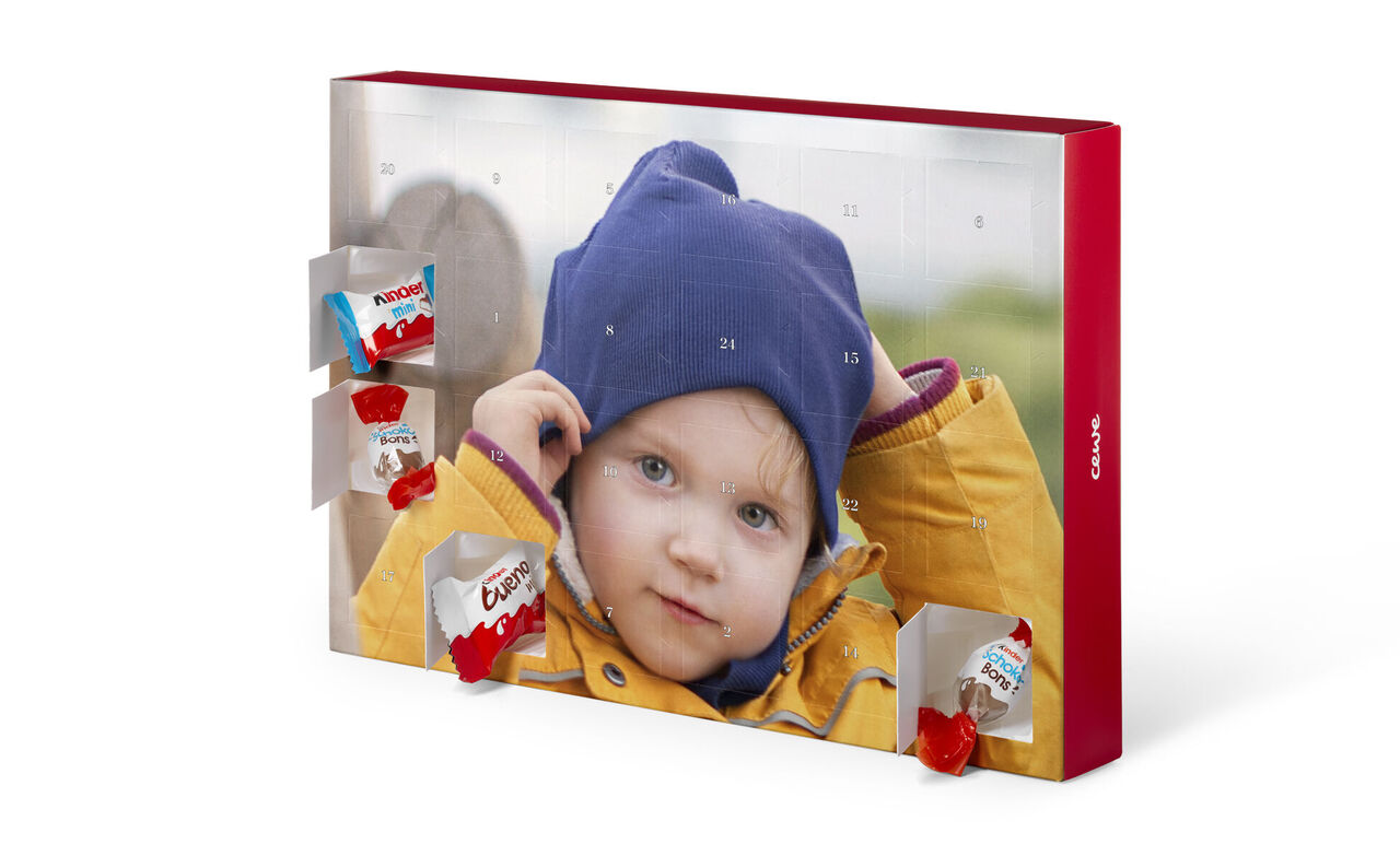 Ein Adventskalender mit geöffneten Türchen, gefüllt mit kleinen Schokoladenstückchen