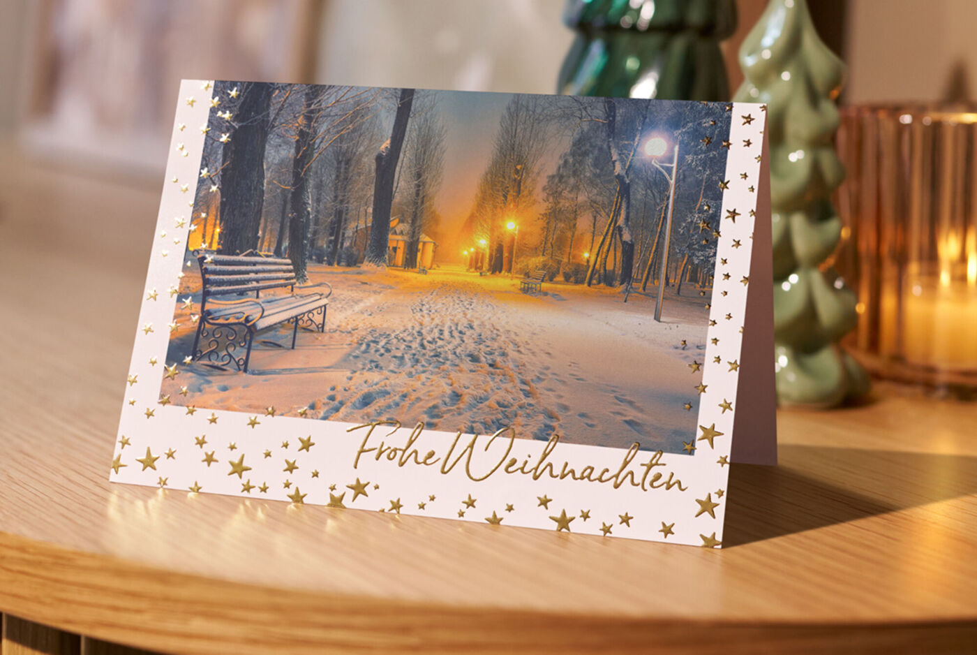 Weihnachtskarte mit Sternchendesign und Schriftzug "Frohe Weihnachten", beides in Goldveredelung.