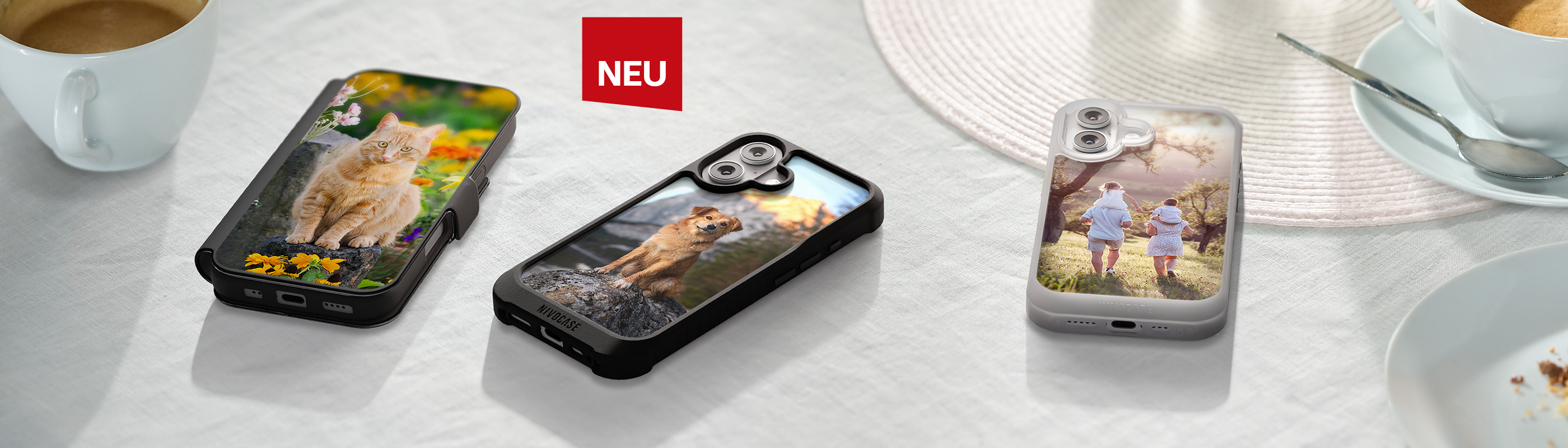 Drei Smartphone Hüllen liegen auf einem Tisch und zeigen persönliche Fotos mit Tier  und Familienmotiven