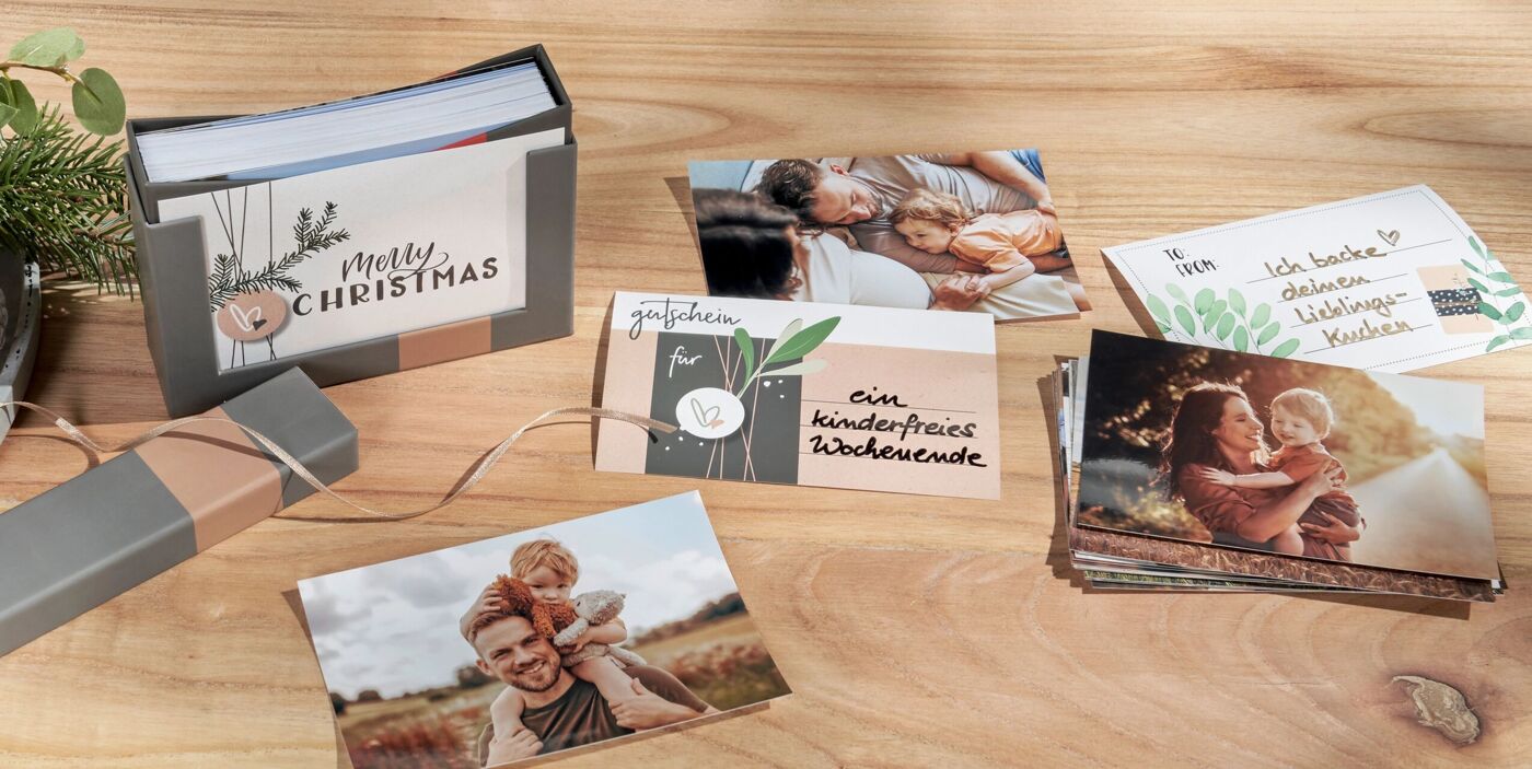 Fotoabzüge gestaltet mit Familienfotos und als Gutscheine als Geschenkidee.
