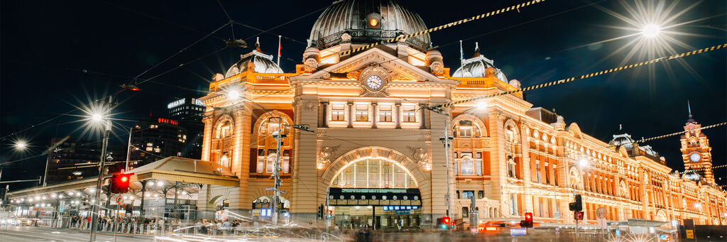 Das Gebäude der Flinders Street Station bei Nacht.