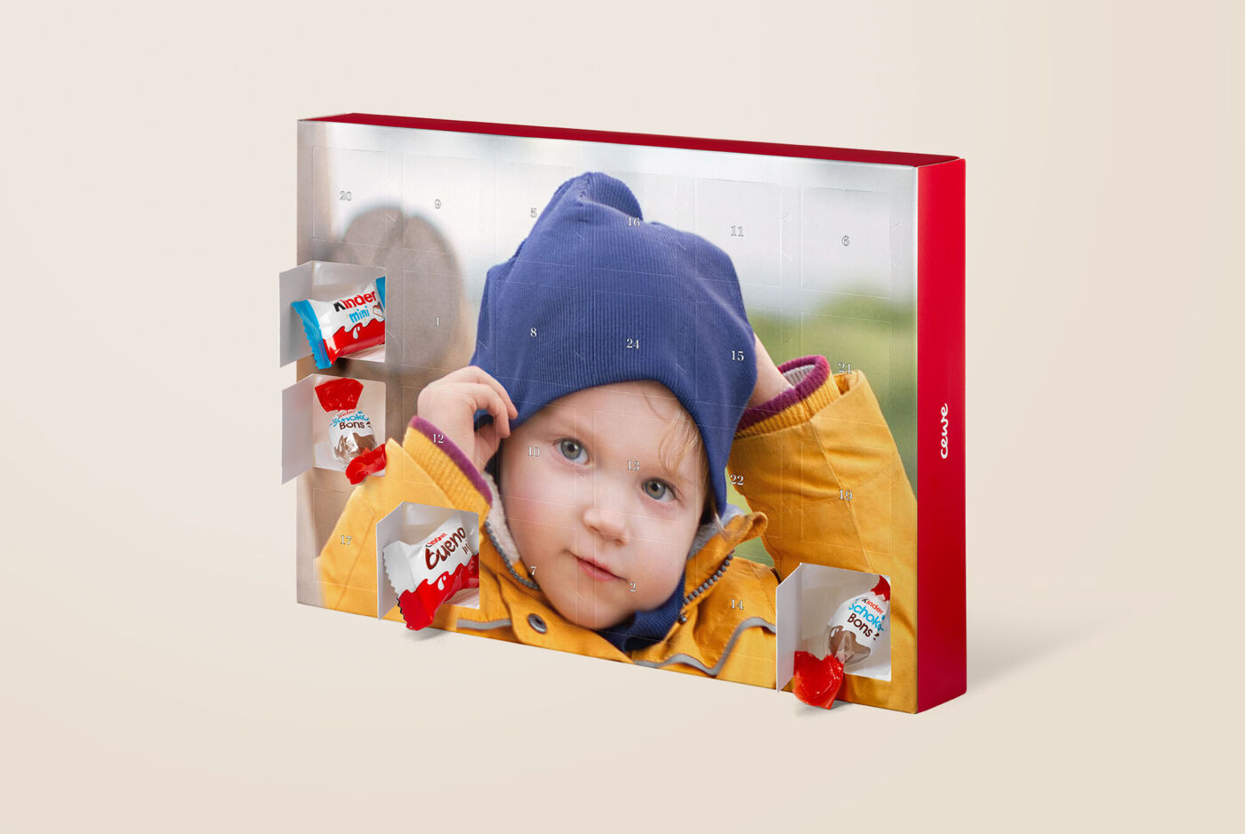 Ein kreativer Adventskalender mit Schokoladenüberraschungen und fröhlich gewandeter Person im Fokus