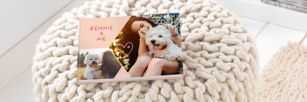 CEWE FOTOBUCH Einband mit Hundemotiven, sechseckigen Formen und der Aufschrift „Bennie & Me“.