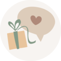 Geschenk mit Schleife und Herzsymbol in Sprechblase