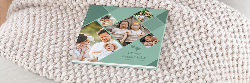 CEWE FOTOBUCH Einband in Grüntönen mit Babyfotos in Rautenform.