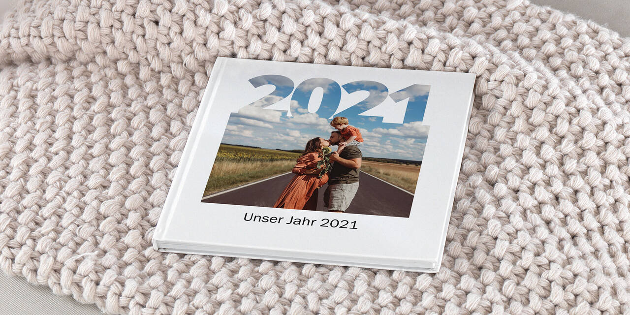 Titelseite von einem CEWE FOTOBUCH, das als Jahrbuch mit im Layout-Stil „2021“ gestaltet wurde.