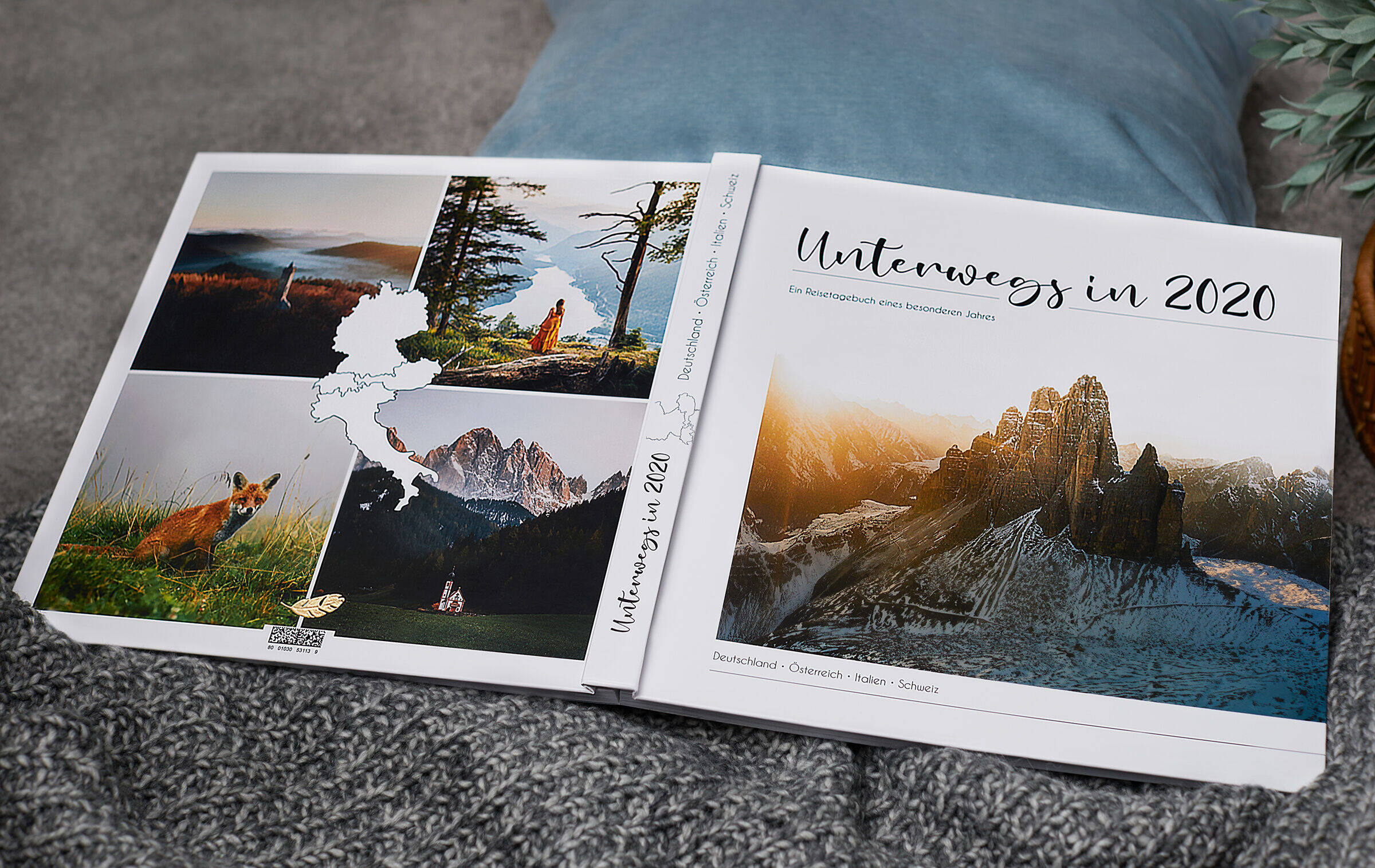 Der Einband eines Fotobuchs zeigt ein Bergmassiv, darunter steht "Unterwegs in 2020".