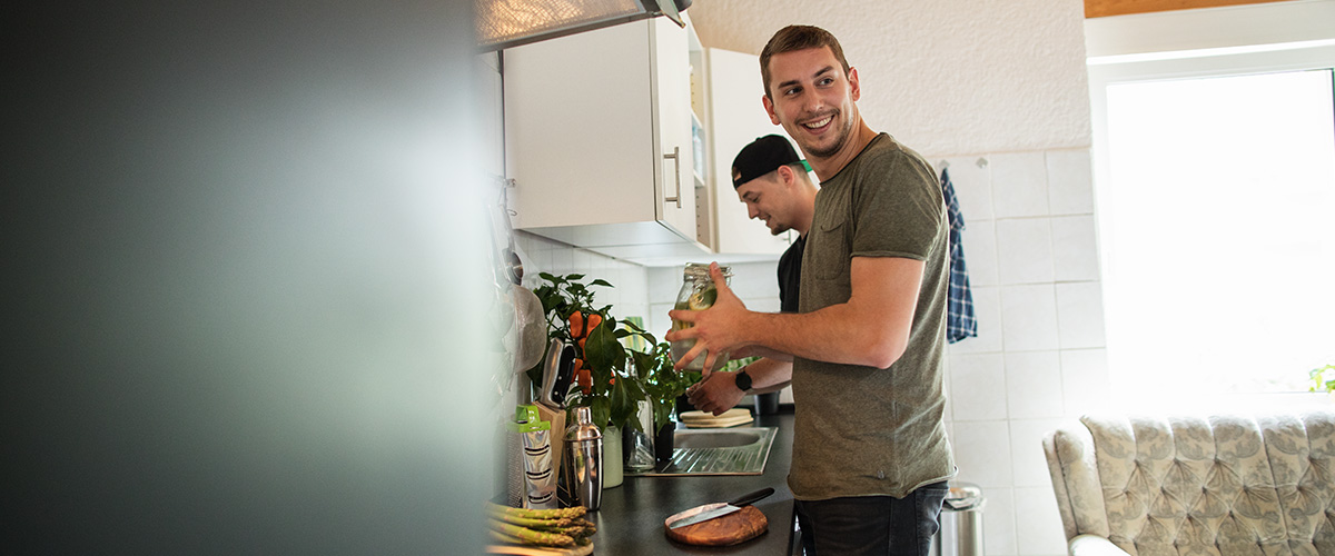 Raphael und sein Freund Sascha beim Kochen in der WG-Küche