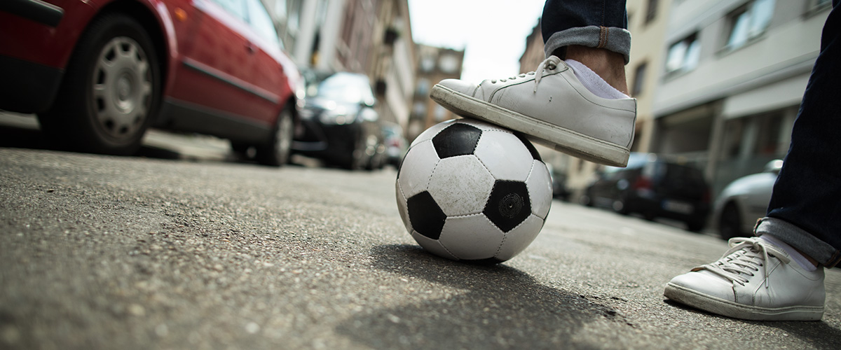 Fußball auf der Straße