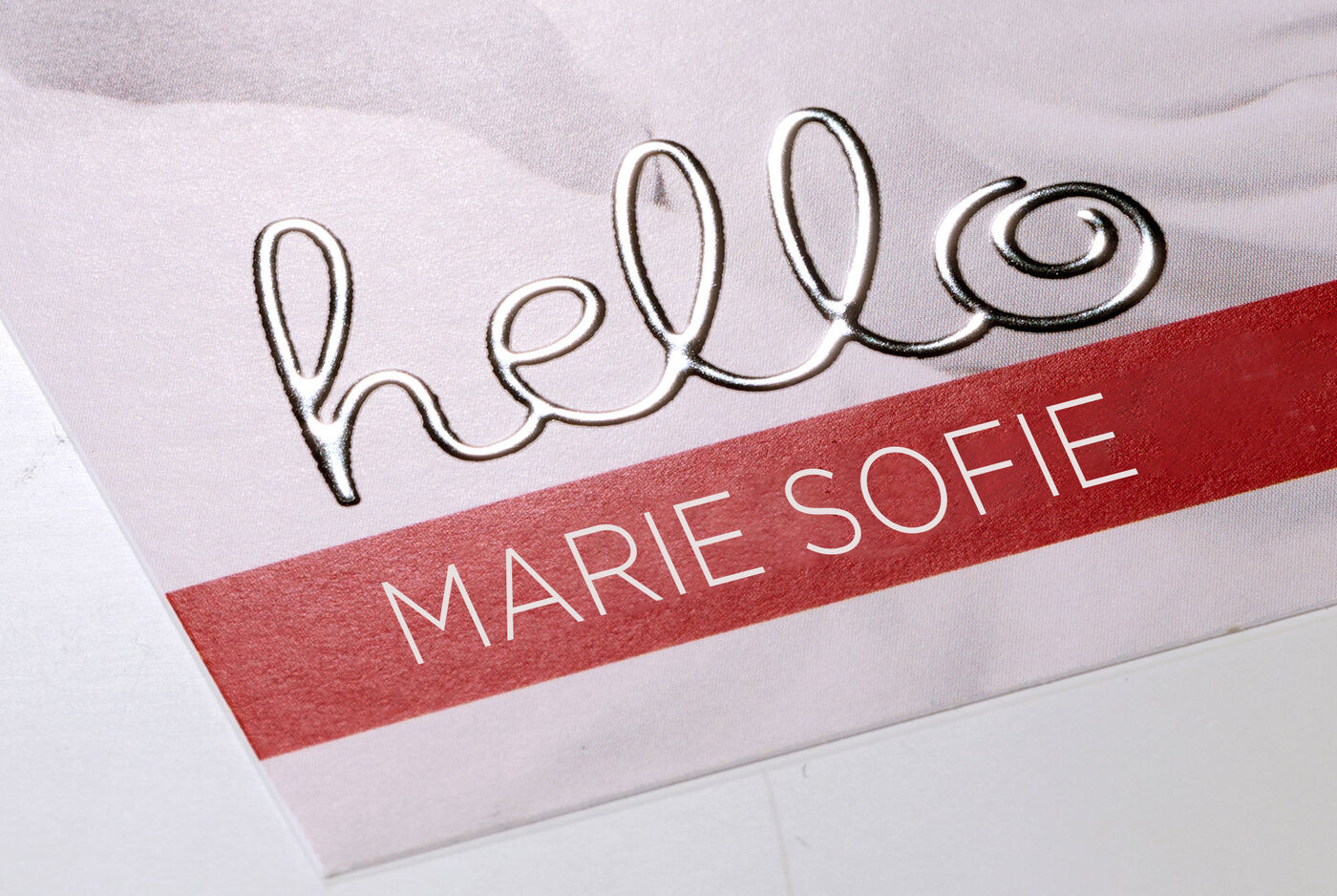 Grusskarte mit Silberveredelung. Das Wort hello mit silber glänzend und darunter der Name Marie Sophie